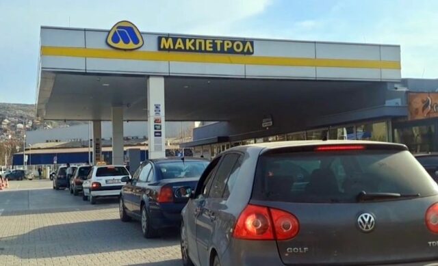 ПАНИКА НА БЕНЗИСКИТЕ: Возачите ги полнат резервоарите поради страв од ново поскапување на горивата
