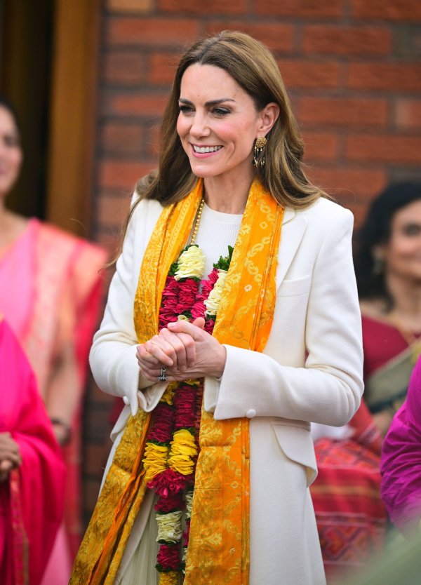 Кејт Мидлтон е подготвена за пролет: Беспрекорен стил украсен со венци од рози