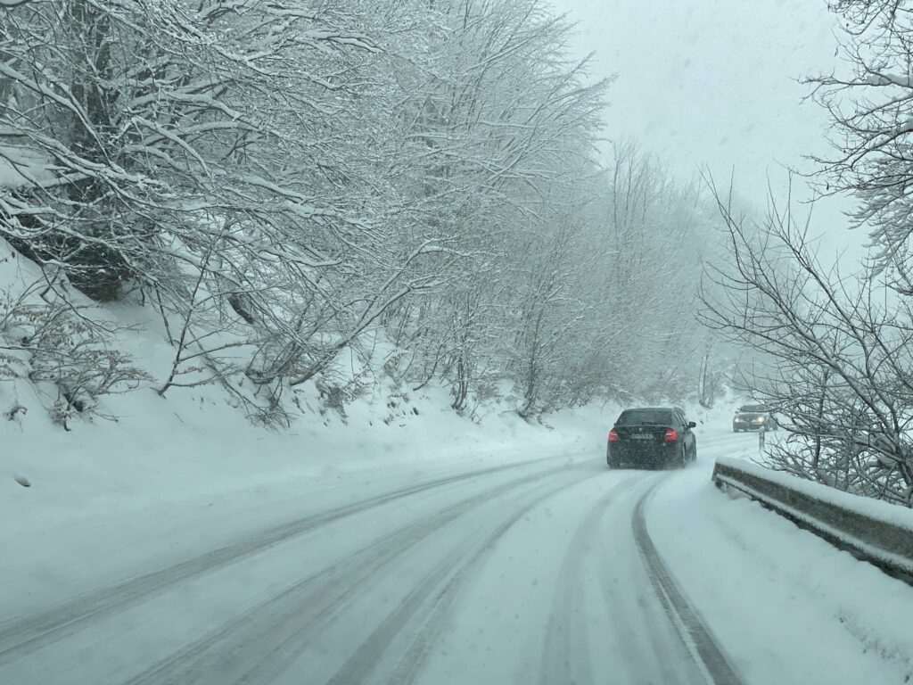 Врнежи од снег на Попова Шапка и во Крушево, сообраќајот се одвива непречено