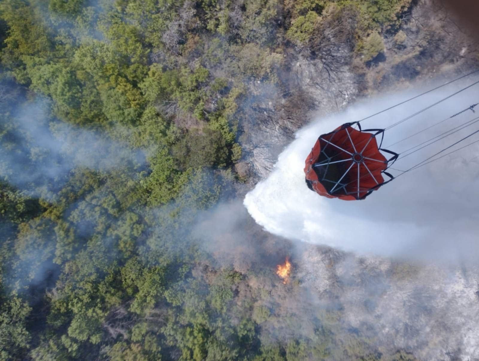 ЦУК: Два армиски хеликоптери гасат пожар на Јабланица