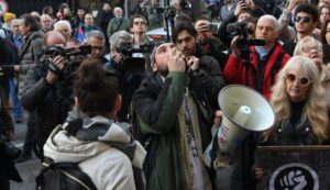 (ВИДЕО) Протест во Белград: Блокадерите повикуваат на линч на полицајци