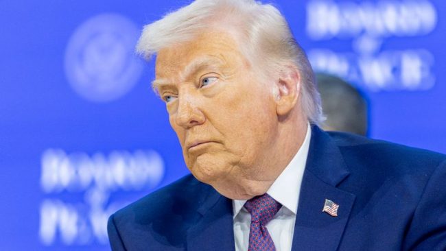 ТРАМП ТВРДИ ДЕКА ЦЕЛОСНО ГО УНИШТИЛЕ ИРАНСКИОТ НАФТЕН ЦЕНТАР КАРГ, ВЕЛИ ДЕКА МОЖЕ ПОВТОРНО ДА ГО НАПАДНАТ „ЧИСТО ОД ЗАБАВА“