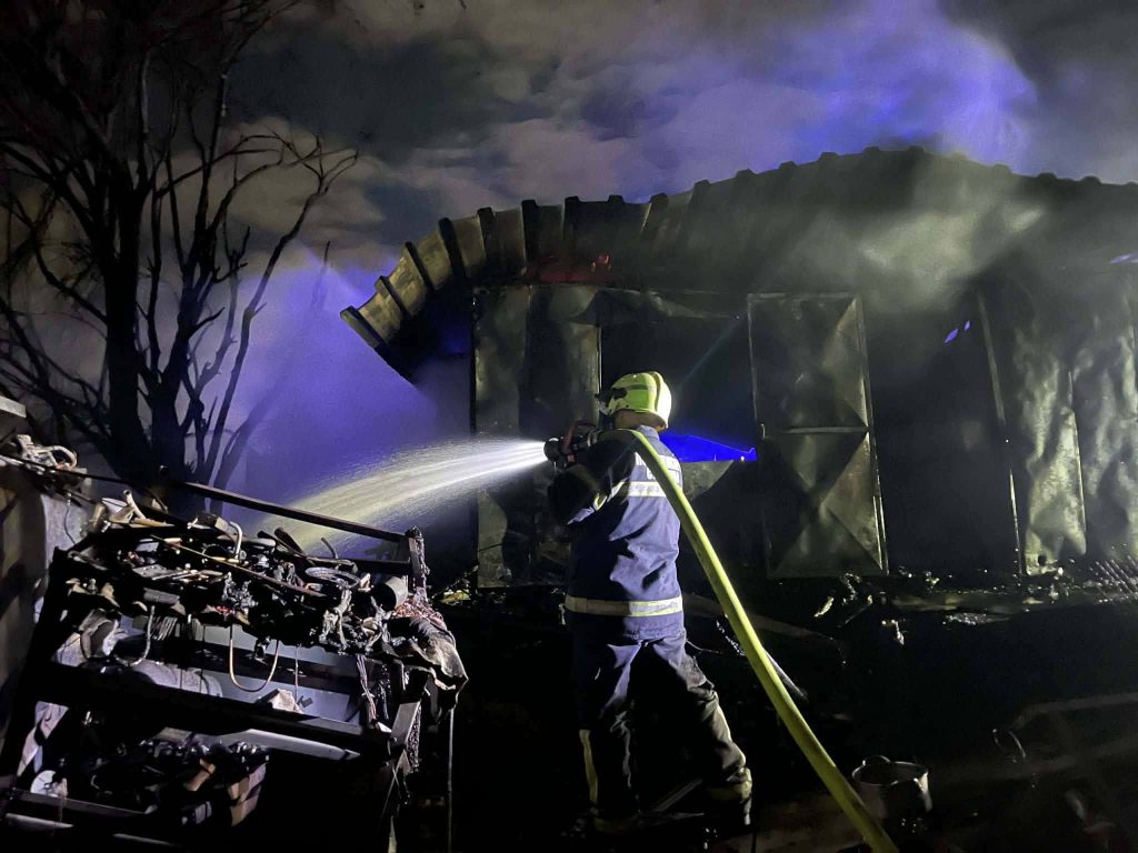 (ФОТО) Пожар во пункт за старо железо во Струмица, гаснењето се одвивало отежнато