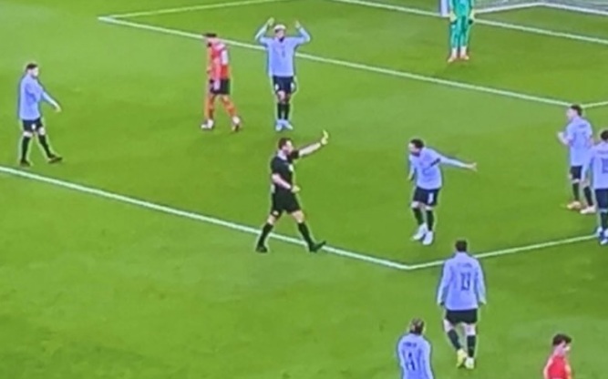 Неверојатно: Угарте добил два жолти картони, но останал во игра!? (ВИДЕО)