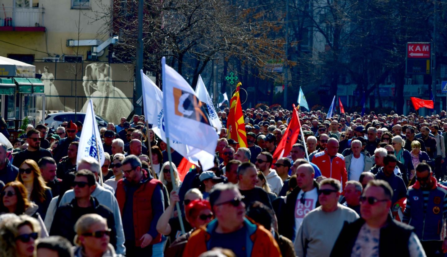 (ФОТОГАЛЕРИЈА) Илјадници на протест за повисоки плати: Парите за работникот, а не за партиите