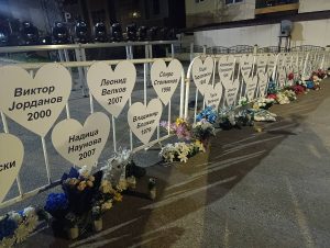 Нема да заборавиме – Родителите и блиските на загинатите се собраа пред дискотеката во 02 ласот и 32 минути