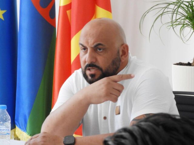 Опожарен „ренџ роверот“ на градоначалникот Дудуш