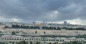 Макрон и Мелони со остри рекации за забраната од Израел Кардиналот Пицабела да влезе во црквата на Светиот Гроб