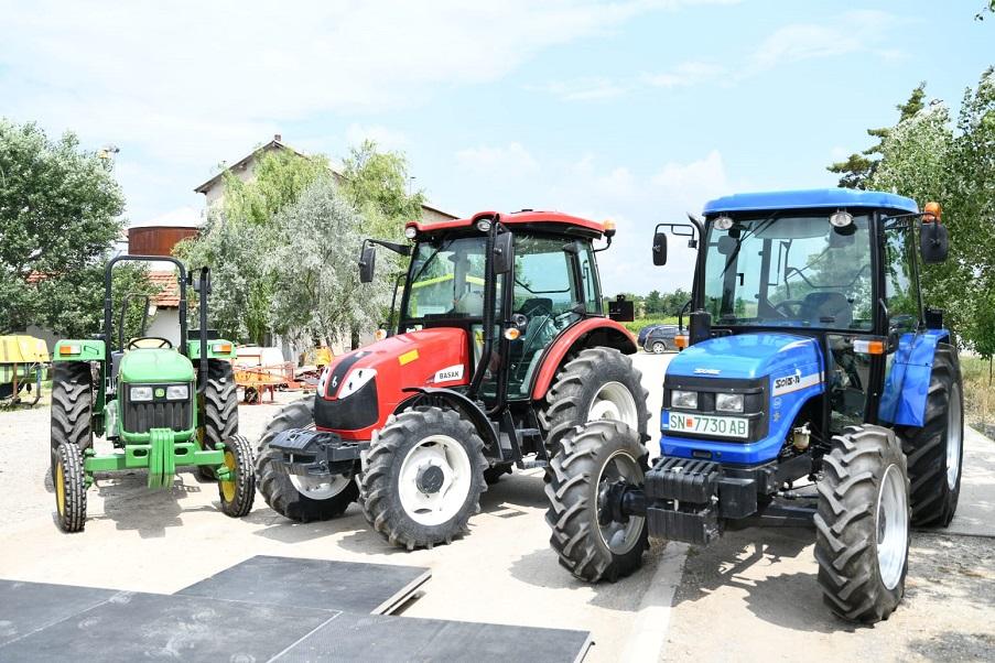 Земјоделците на нова мака: Поништени повиците за набавка на трактори и механизација