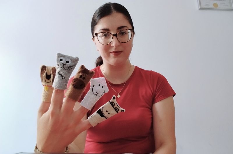 Премногу е врзана за мене, не седи ни со татко ѝ. Ако излезам од соба, веднаш плаче по мене… Што да направам?