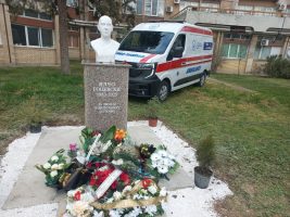 Во Кочани откриено спомен-обележје за Илчо Гоцевски, возачот на брзата помош кој спасуваше повредени од „Пулс“