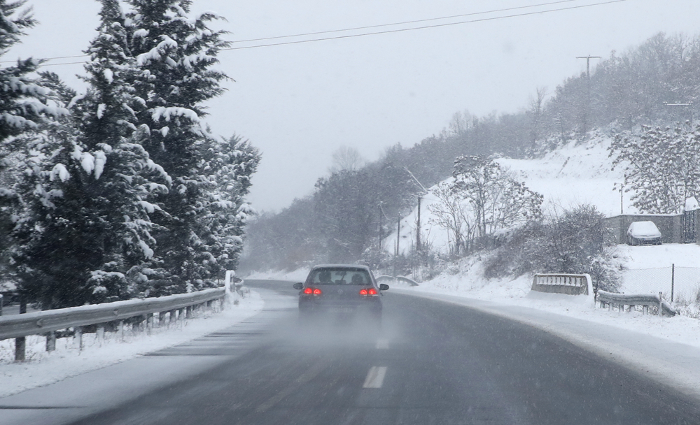 Врнежи од снег со слаб интензитет на Попова Шапка, сообраќајот се одвива непречено