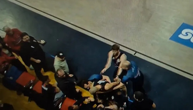 Хаос во Грција: Фурние ги загуби нервите и тргна да се тепа со навивачи (ВИДЕО)