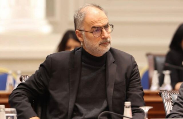 ДУИ го обвини Стоилковиќ дека отпуштил вработени Албанци надвор од законските рокови