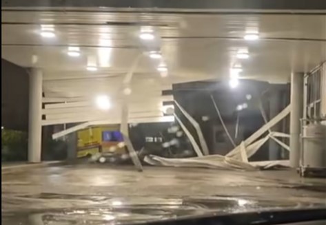 (ВИДЕО) Ветер урна натстрешница на болница во Загреб, а две возила се спасија за влакно