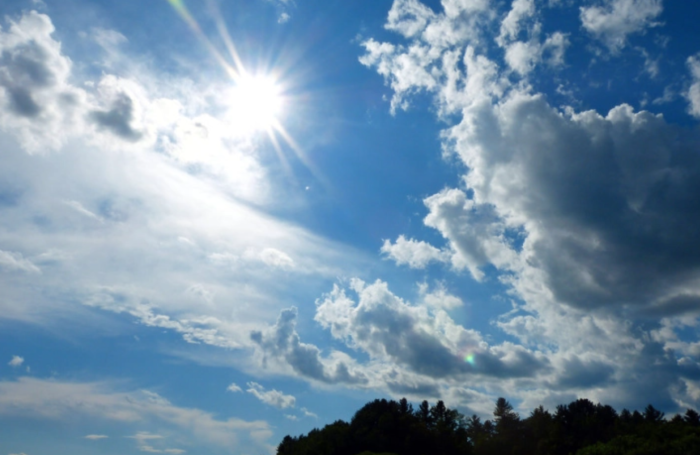 Променливо облачно со сончеви периоди