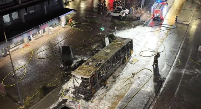 ШЕСТМИНА ЗАГИНАТИ ВО ПОЖАР ВО АВТОБУС ВО ШВАЈЦАРИЈА, ПАТНИК НАВОДНО СЕ ПОЛЕАЛ СО БЕНЗИН