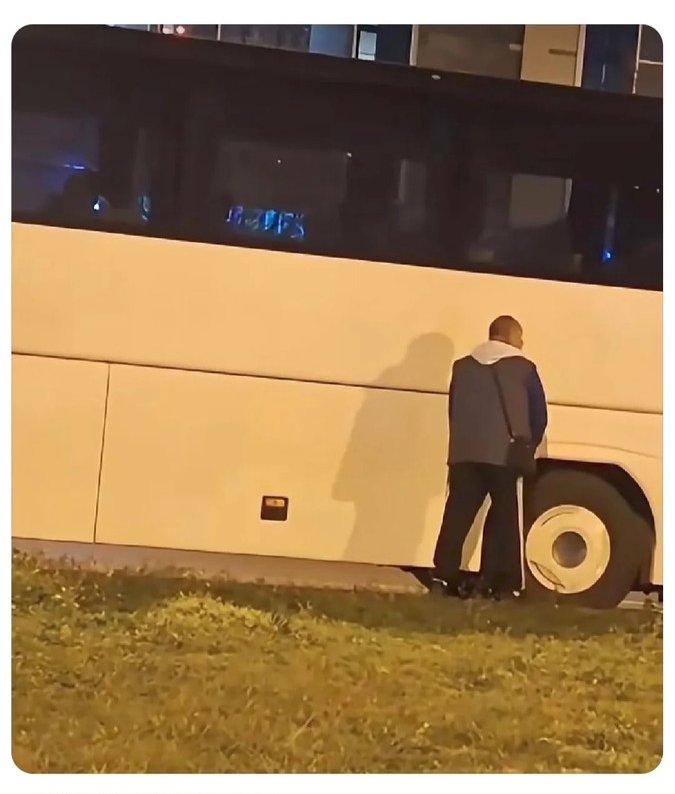 Да го обележи автобусот за да знае во кој да влезе