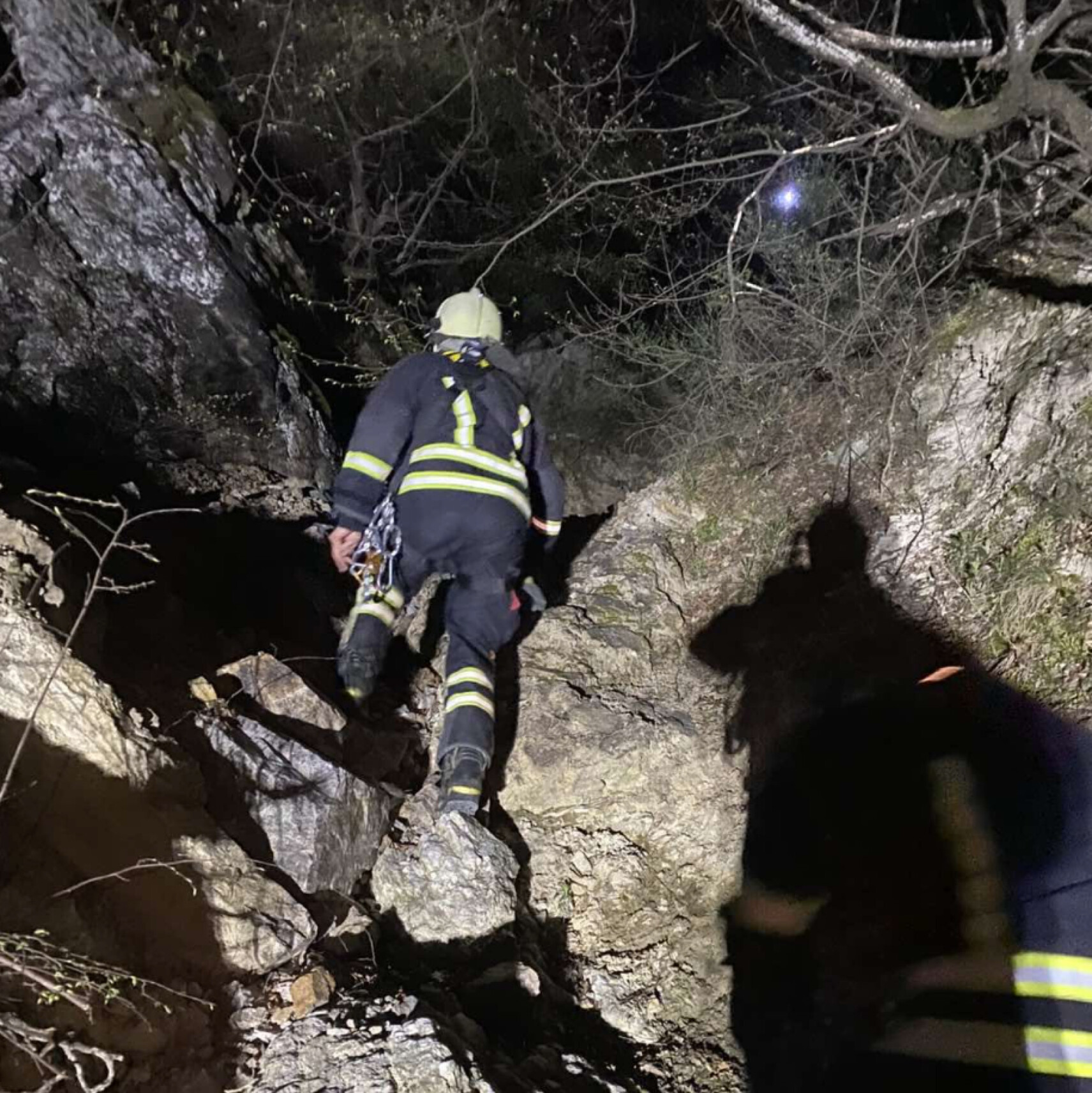 Тешка спасувачка акција во Струмица: шест пожарникари спасија повредена девојка