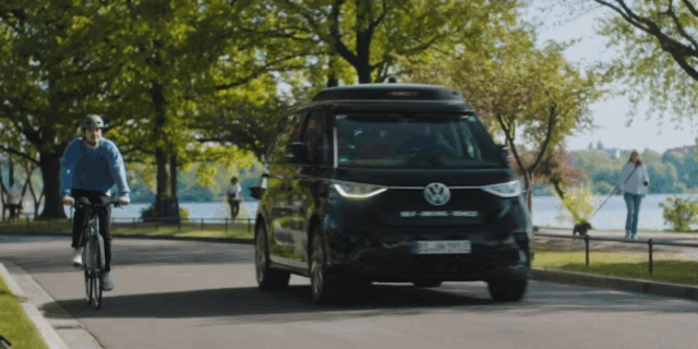 „Убер“ вложува милијарди: На улиците пристигнуваат 50.000 роботакси возила!