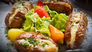 (ВИДЕО) РЕЦЕПТ ЗА ПОЛНЕТИ КОМПИРИ: Одличен прилог или како независно јадење