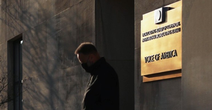 ВРАБОТЕНИТЕ ВО „ГЛАСОТ НА АМЕРИКА“ СЕ ВРАЌААТ НА РАБОТА - судот го блокираше планот за отпуштање