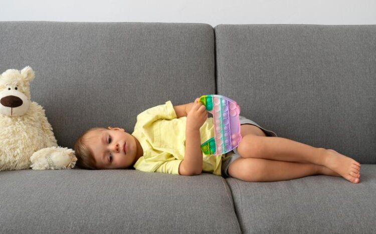 Кога детето вели „Ми е здодевно“: Пет фрази што поттикнуваат самостојна игра