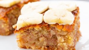 ФЕНОМЕНАЛЕН КОЛАЧ: Сочни коцки со банани, подготвени брзо и лесно