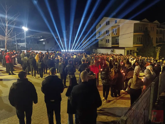 ПОЧИТ ЗА НАСТРАДАНИТЕ: Минута молк, во 2 часот и 32 минути и срциња со испишани имиња на загинатите во дискотеката во Кочани