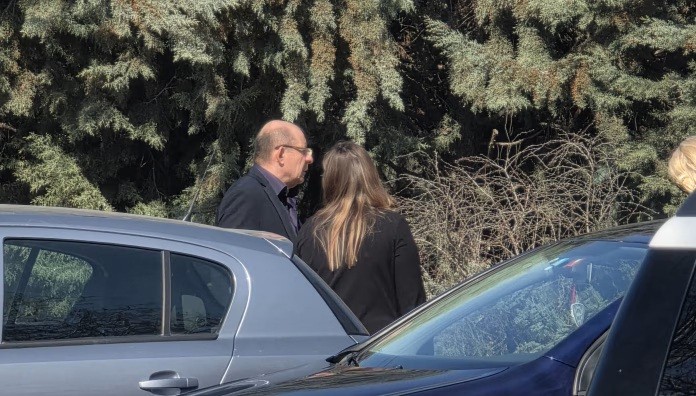 Поранешниот државен обвинител Коцевски со ќерката положи цвеќе на гробиштата на жртвите во Кочани