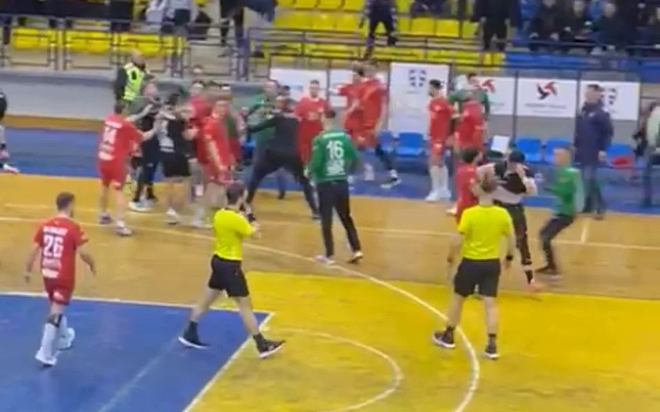 Епска тепачка на меч во Црна Гора – двајца нокаутирани, еден потешко повреден (ВИДЕО)