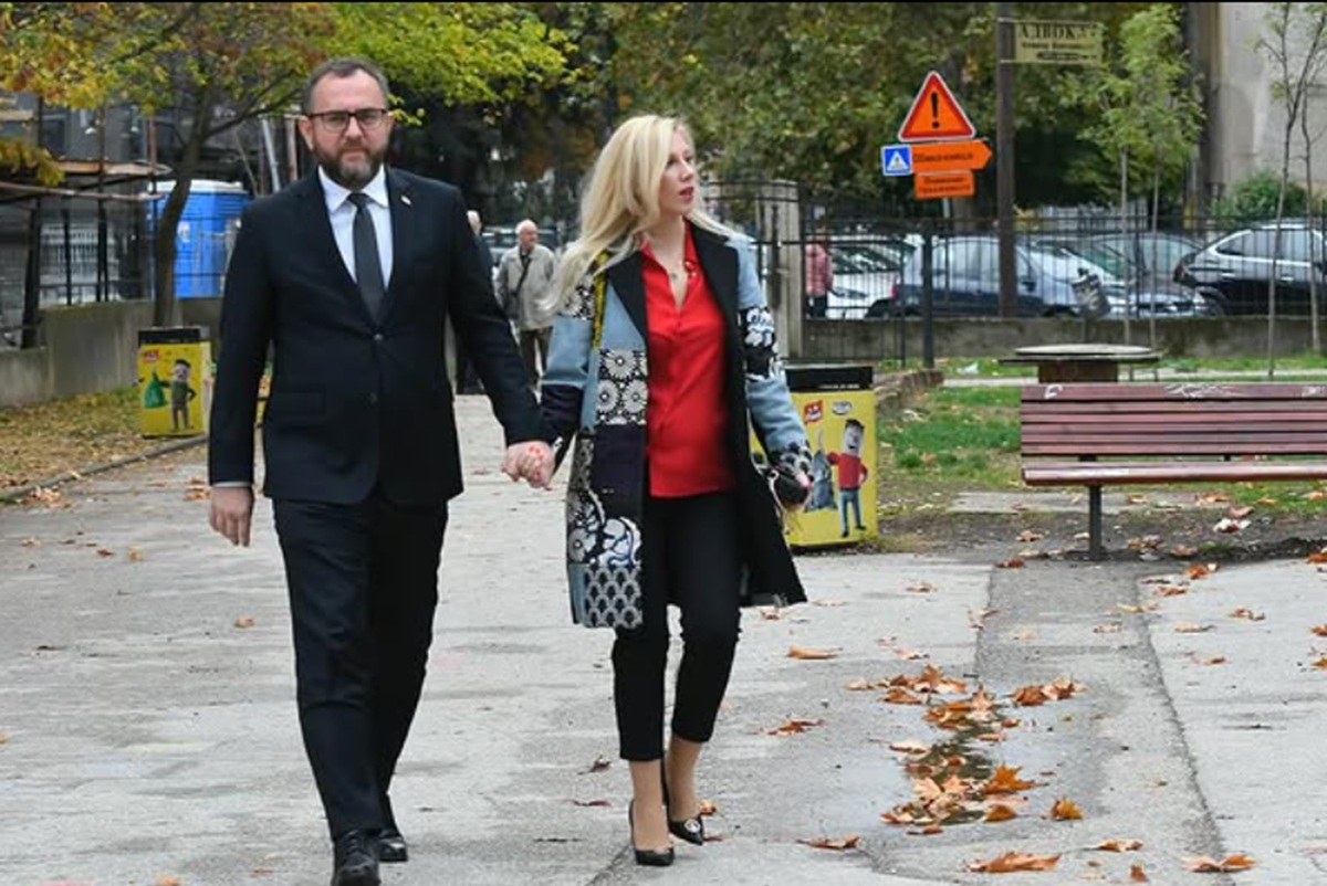 Министерот Тошковски стана татко по третпат – му се роди син