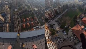 (ВИДЕО) Маж со падобран се спуштил  од зградата „Босмал во Сараево“, погледнете го неговиот неверојатен скок
