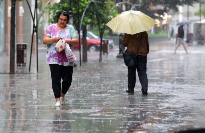 Променливо облачно со повремен дожд