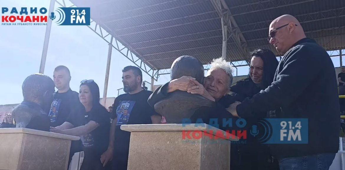 Томас и Александар, навивачи на ФК Осогово кои загинаа во пожарот добија бисти на Градскиот стадион