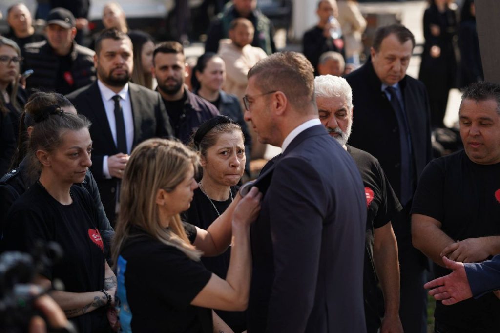 (ФОТО+ВИДЕО) Претседателката и премиерот оддадоа почит кон невините животи што прерано згаснаа во Кочани