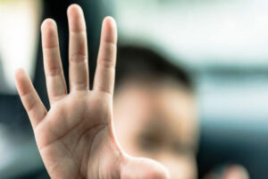 Го удриал со тупаници и клоци 10-годишниот син, охриѓанец осомничен за семејно насилство