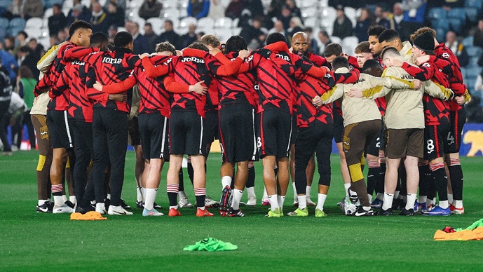 Двајца играчи на Брентфорд завршиле крвави откако херојски се вмешале во расистички напад во Лондон