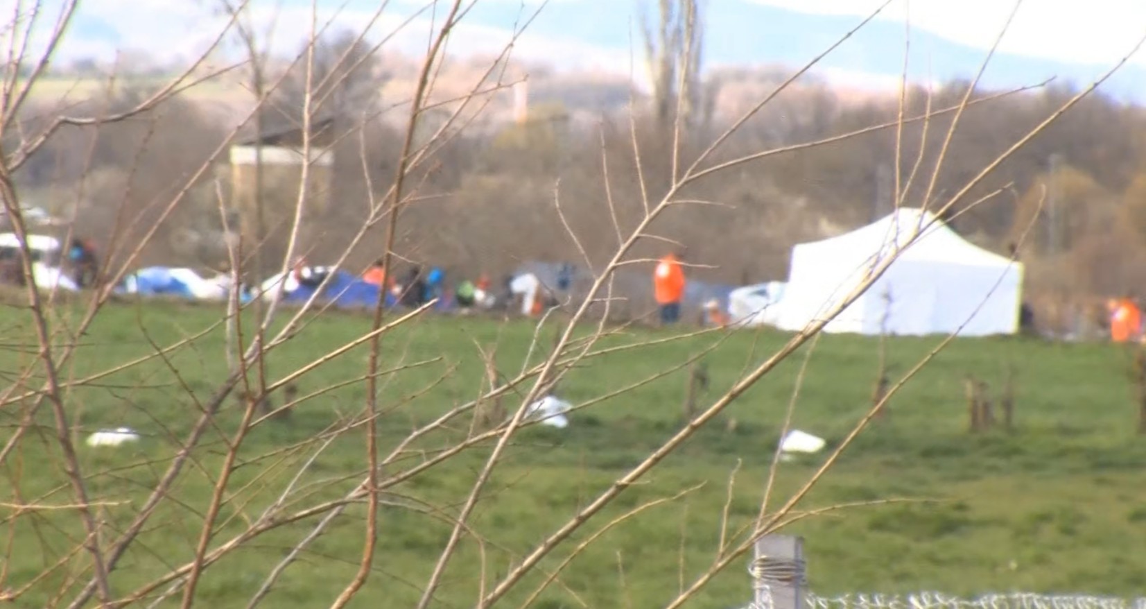 ВМРО-ДПМНЕ со слики го потсети Филипче дека лажеше за мигрантите, СДСМ тврди дека мигрантите доаѓаат