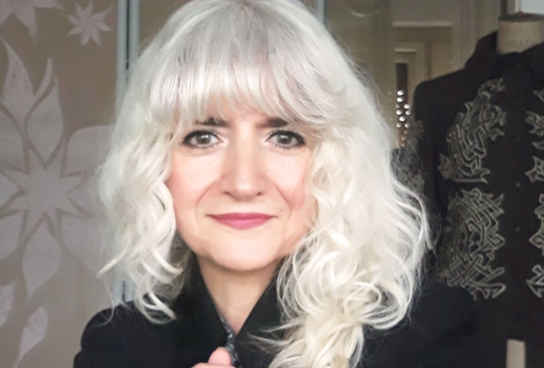 КНИГАТА „ОБЛЕКАТА И МОДАТА ОД ПРАИСТОРИЈАТА ДО ДЕНЕС“ НА ЗОРКА ТОДОРОВА-МЛАДЕНОВИЌ Е ДРАГОЦЕН ВОДИЧ НИЗ СТИЛОВИТЕ, ВЕЛИ ДИЗАЈНЕРКАТА ЛИДИЈА ГЕОРГИЕВА