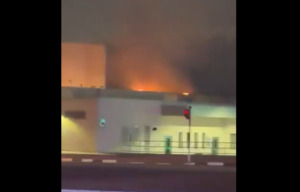 ВИДЕО: Повторно летаат ракети, гори американскиот конзулат во Дубаи