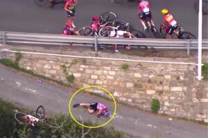 (ВИДЕО) Страотен пад преку ѕид – велосипедистка остана неподвижна