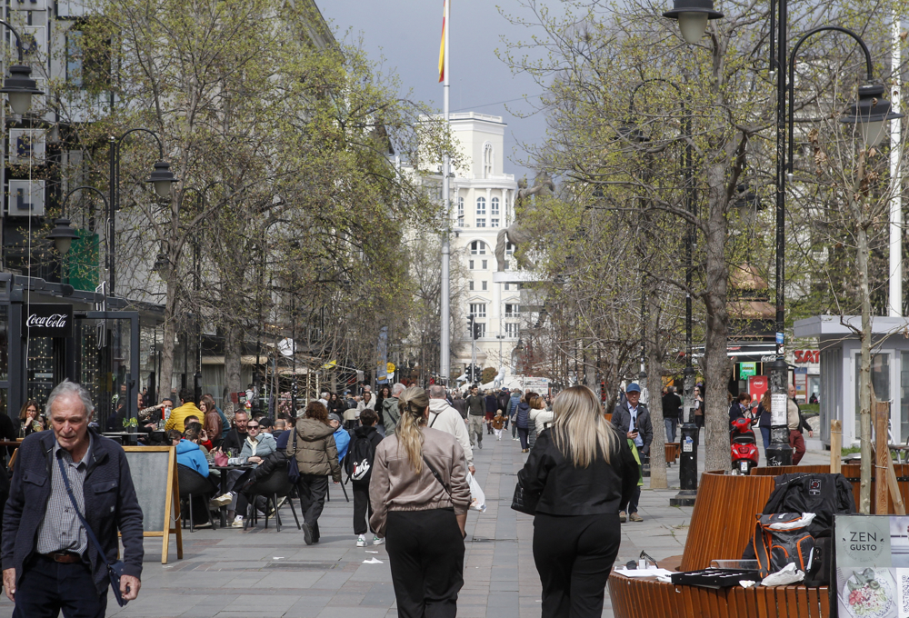 Променливо облачно со сончеви периоди