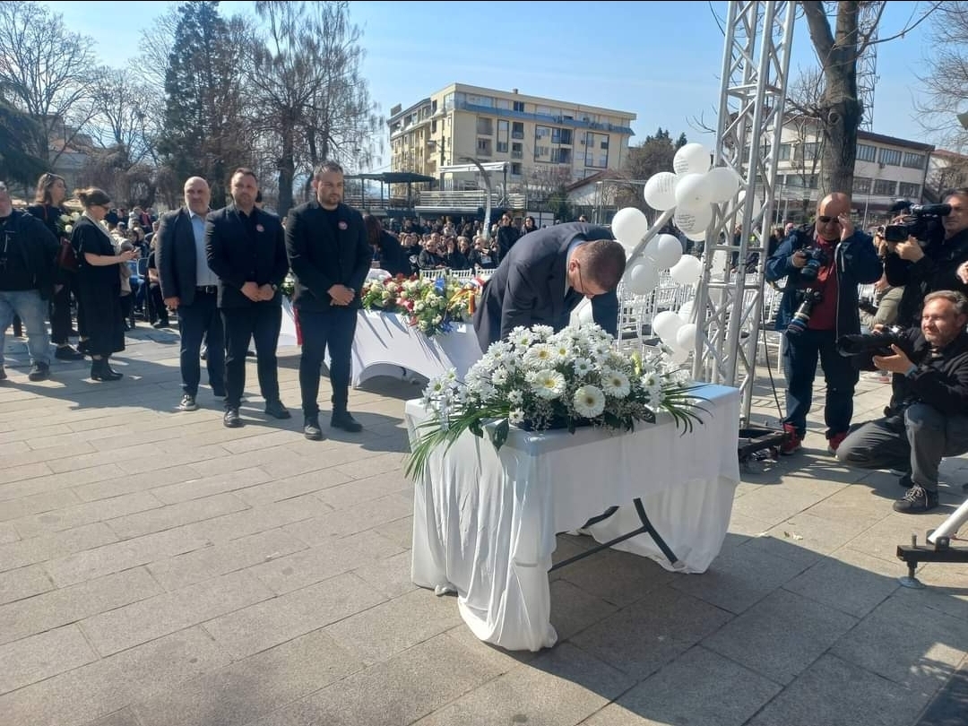 ГАЛЕРИЈА: Граѓани и политичари се потпишуваат во книгата на жалост на плоштадот во Кочани