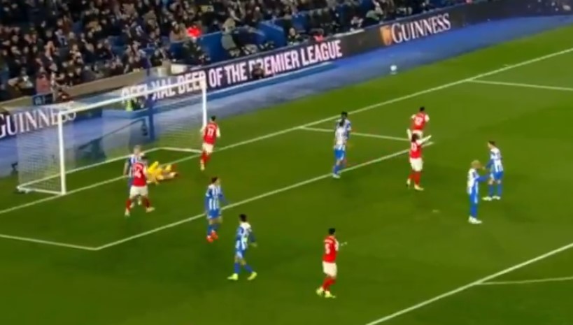 Голманот на Брајтон направи почетнички кикс: Сака шутираше, топката му помина меѓу нозе! (ВИДЕО)