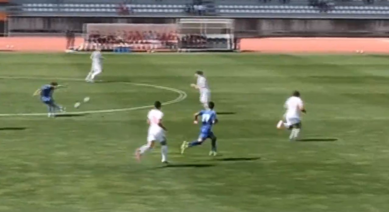 Српски тинејџер против Англија даде гол од центар! (ВИДЕО)