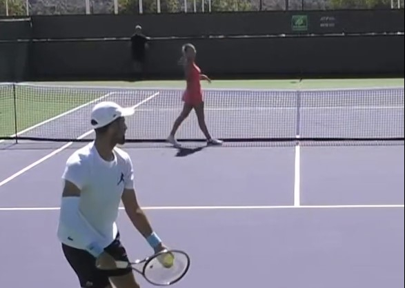 Сабаленка заводлива на тренингот на Ѓоковиќ