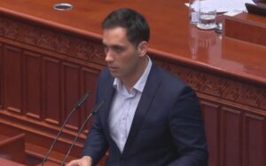 (ВИДЕО) Мециновиќ кон Николоски: Ќе го претворите народот во киријаши додека олигархијата гради и профитира