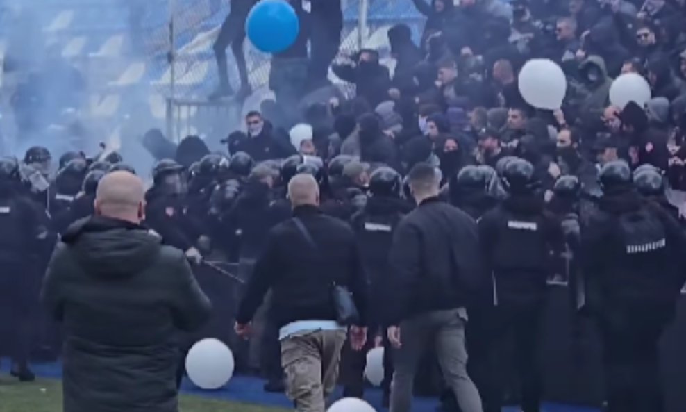 Хаос во Нови Пазар: Навивачи на Ц. Звезда се степаа полицијата уште во – првата минута (ВИДЕО)