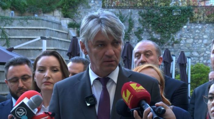 СЕЛА ФОРМИРА НОВА ПАРТИЈА: Се вика Албански сојуз, има црвено-црни бои и е продолжение на каузата од Алијанса за Албанците